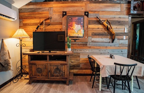 Granbury Cabina | Newly Updated Western Cabin Near Downtown Granbury
