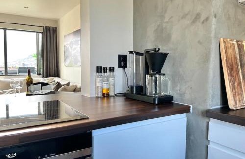 Arstad Apartamento | Newly Upgraded Apt: Two Balconies, Sun-Drenched!