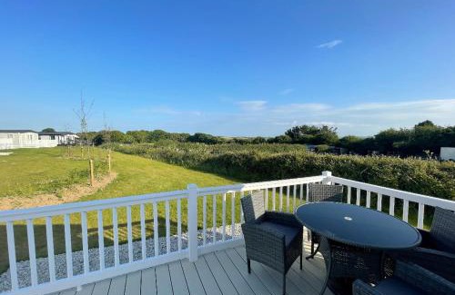Truro Complejo | Newperran 102 - 2 Bedroom Country & Valley View Caravan