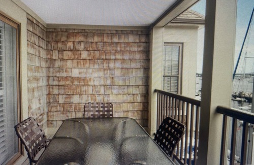 Historic Hill Condominio | Newport 2-bedroom condo in prime location.