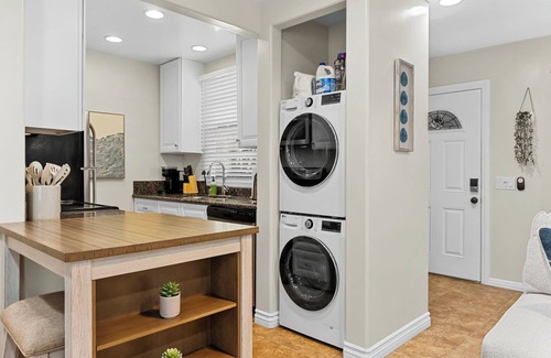 Balboa Peninsula Casa | Newport Beach Modern King 2BR2BA Steps to Sand with - AC - Wifi - Smart TVs