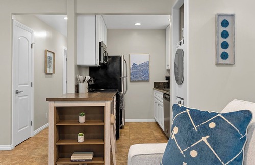 Balboa Peninsula Casa | Newport Beach Modern King 2BR2BA Steps to Sand with - AC - Wifi - Smart TVs