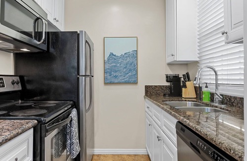 Balboa Peninsula Casa | Newport Beach Modern King 2BR2BA Steps to Sand with - AC - Wifi - Smart TVs