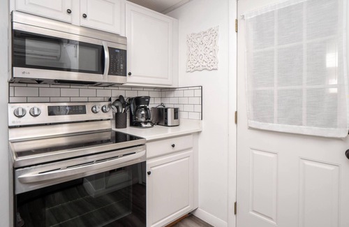 Newport East Apartamento | Newport/Middletown Retreat! Walk To Beach!