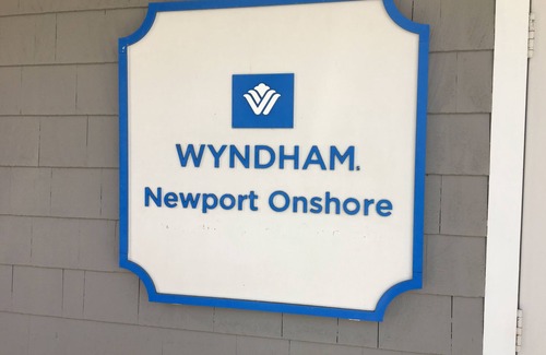 Yachting Village Condominio | Newport Onshore - Thames St frente al mar! Ubicación central para albergar atracciones.