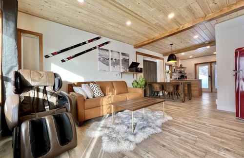 Harvie Heights Casa | NewReno Spectacula MountainView KingBed Jacuzzi Chalet