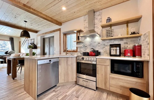 Harvie Heights Casa | NewReno Spectacula MountainView KingBed Jacuzzi Chalet