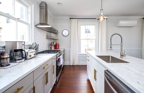 Staunton Casa | Newtown Retreat: Award-Winning Renovation + Ideal Location