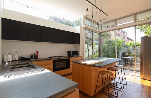 Newtown Casa | Newtown Terrace House Oasis w Parking & Air-con