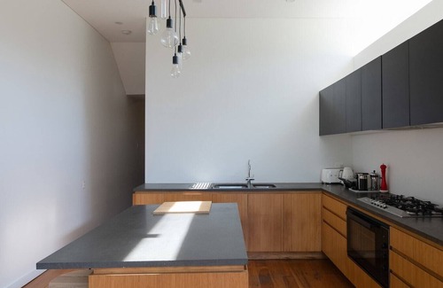 Newtown Casa | Newtown Terrace House Oasis w Parking & Air-con