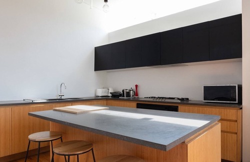 Newtown Casa | Newtown Terrace House Oasis w Parking & Air-con