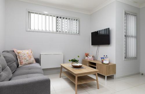Rocklea Apartamento | Next to a Disk Golf Course! Shops! AirCon! 339F1