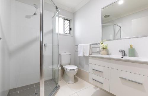 Rocklea Apartamento | Next to a Disk Golf Course! Shops! AirCon! 339F1