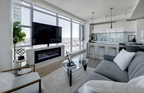 East Village Condominio | Next to Bmo/saddledome Downtown Calgary 2 bedroom Penthouse style condo sleep 6