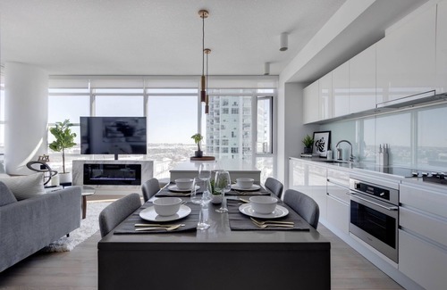 East Village Condominio | Next to Bmo/saddledome Downtown Calgary 2 bedroom Penthouse style condo sleep 6