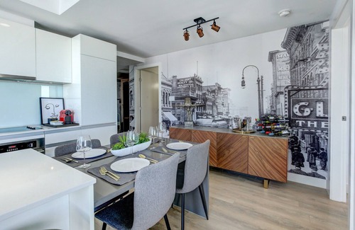 East Village Condominio | Next to Bmo/saddledome Downtown Calgary 2 bedroom Penthouse style condo sleep 6