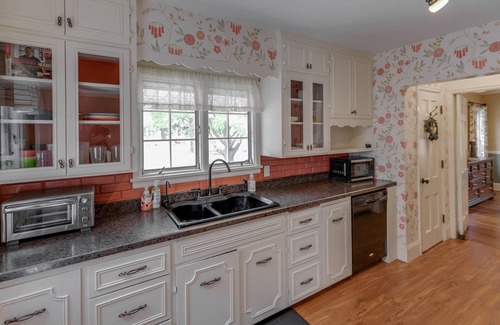 Brainerd Casa | Next to Gregory Park & The Hospital, Cozy, Movie Theater & More!