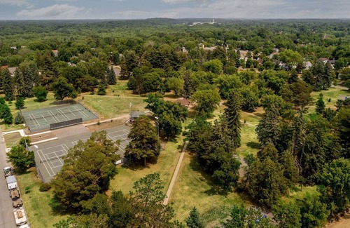 Brainerd Casa | Next to Gregory Park & The Hospital, Cozy, Movie Theater & More!