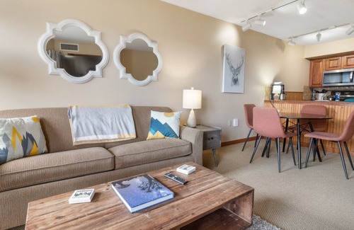 Snowshoe Apartamento | Next to Ski Slopes WiFi In Village with a View