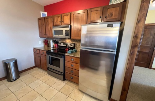 Snowshoe Apartamento | Next to Slopes Underground Parking Hot Tubs Locker