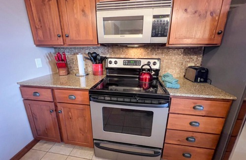 Snowshoe Apartamento | Next to Slopes Underground Parking Hot Tubs Locker