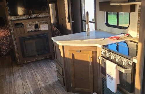 Suamico Alquiler De RV | NFL Draft Glamping with Indoor Fireplace