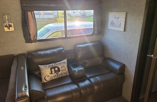 Suamico Alquiler De RV | NFL Draft Glamping with Indoor Fireplace