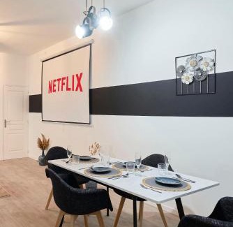 Roubaix Casa | NG SuiteHome - Lille I Roubaix Barbieux I Saint roch - Maison 4 chambres - Balnéo - Arcade de jeux - Netflix - Wifi - Cuisine équipée - Lave linge