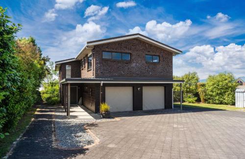 Taupo Casa | Ngaio Views - Lake Taupo Holiday Home