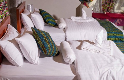 Kinkiizi Cama Y Desayuno | ngirisi hill silverback lodge-bwindi