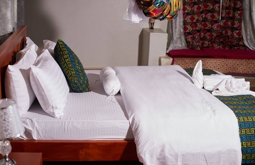 Kinkiizi Cama Y Desayuno | ngirisi hill silverback lodge-bwindi