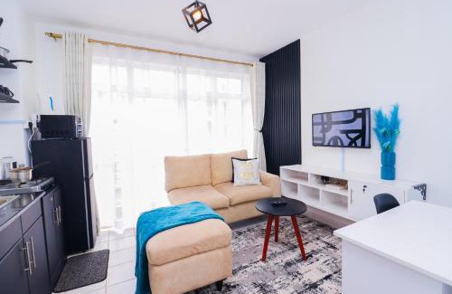 Riruta Cama Y Desayuno | Ngong Road Studio, Racecourse Gardens with Free parking, Netflix &Pool, Pearl1 Luxury bnbs