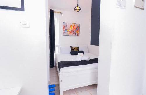 Riruta Cama Y Desayuno | Ngong Road Studio, Racecourse Gardens with Free parking, Netflix &Pool, Pearl1 Luxury bnbs