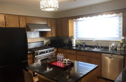 Welland Apartamento | Niagara Executive Luxury - HUGE, Warm, Cozy and Clean 3 Bed, 1 Bath SuiteStay