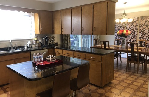 Welland Apartamento | Niagara Executive Luxury - HUGE, Warm, Cozy and Clean 3 Bed, 1 Bath SuiteStay