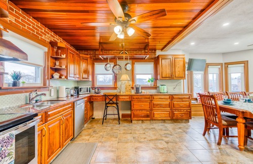 Chippawa Otro | Niagara Farmhouse Cottage with Attic & Pool