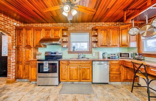 Chippawa Otro | Niagara Farmhouse Cottage with Attic & Pool