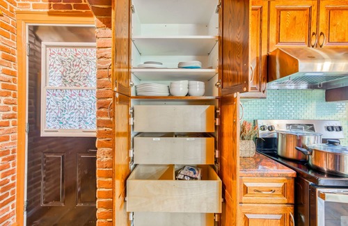 Chippawa Otro | Niagara Farmhouse Cottage with Attic & Pool