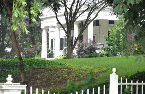 Lewiston Casa | Niagara Gorge Mansion in Historic Village 5 Minutes from Falls