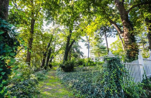 Lewiston Casa | Niagara Gorge Mansion in Historic Village 5 Minutes from Falls