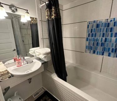 Downtown Niagara Falls Casa | Niagara Grand Retreat 4br