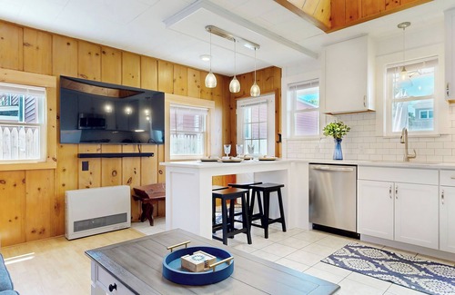 Pine Point Casa | Niblet Cottage by Bayley Vacation Rentals