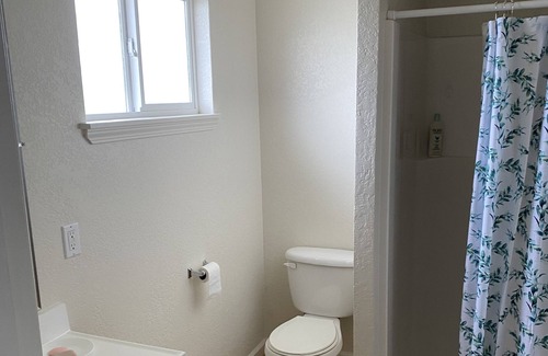 Eureka Apartamento | Nice 1 bedroom Studio upstairs in a quiet, safe, neighborhood w/ keyless entry