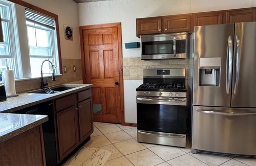 Johnson City Casa | Nice 3 bedroom house with fully private bathroom in heart of Johnson City