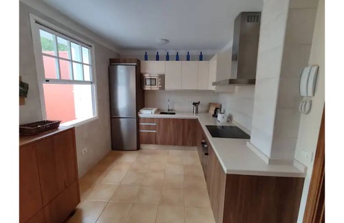 Tegueste Apartamento | Agradable casa adosada de 3 dormitorios con garaje