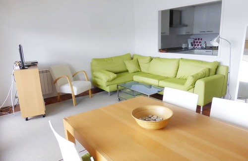 Corcubión Apartamento | Luminoso, sobre la playa, vistas al mar, céntrico, parking privado
