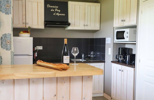 Meyrignac-l'Eglise Casa | Hermoso apartamento en villa con piscina, WIFI, TV, terraza, vista panorámica, aparcamiento