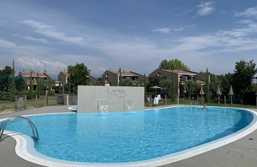 Moniga del Garda Apartamento | Hermoso apartamento con A/C, WIFI, piscina, TV, balcón, mascotas permitida y aparcamiento
