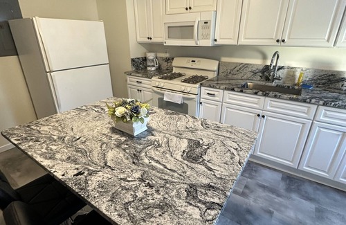 Utica Apartamento | Nice Apartment Downtown Utica Second floor located close night club Varick st