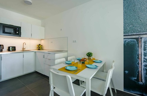Balatonszemes Apartamento | Hermoso apartamento para 6 personas con A/C, WIFI, piscina, TV, terraza y mascotas permitida